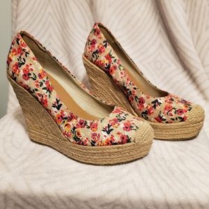 Groove floral platform wedge